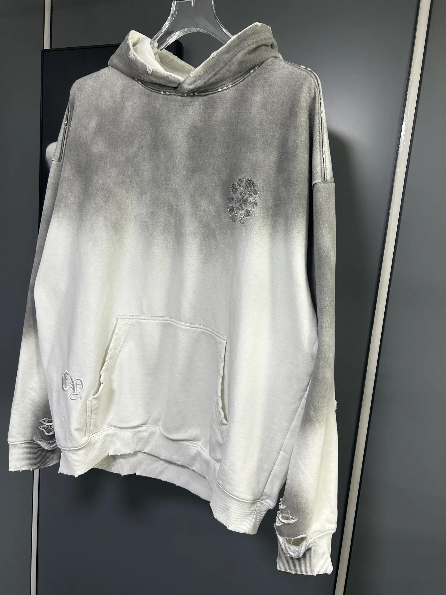 P310 𝗖𝗵𝗿𝗼𝗺𝗲 𝗛𝗲𝗮𝗿𝘁𝘀/Cro Heart 2025 Cross Patch Embroidery Summer New Original Single Counter American Acid Washed Distressed Laser Burnt Patch Embroidery Couple Casual Hooded Sweatshirt 👑The highest version! Customized fabric 440g tripe terry fabric! American acid-washed and distressed original fabric laser burnt ✟appliqué embroidery and exquisite embroidery of letters! The best-selling model at the counter. It is very comfortable to wear. It is low-key yet luxurious. It is very classy when worn. The large size and tailoring are needless to say. The upper body is exquisite and vivid. 👍High-end first-class materials. A truly palace-level product. The cotton from Turkey is of outstanding quality. After heavy washing, the clothes are very soft! Not picky, the upper body is absolutely stylish and extremely luxurious. Auxiliary materials: The original model has been authenticated and labeled ➕100% silk washed with water label. Genuine purchase-grade original hangtag➕matching hanging rope➕3D hanging beads➕original packaging bag. Craftsmanship: The original version has consistent wiring! The highest version of the armhole matching technique! Countless times of pattern making to 100% restore the original appearance! The correct version is the same for men and women, super eye-catching, super good-looking, and super atmospheric! Color: black, white and gray Size, XS S M L